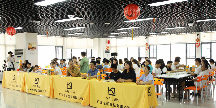 “空調(diào)WIFI西瓜，糕點(diǎn)雞翅披薩”，卡輪飾品歡樂(lè)趴